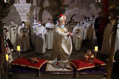 Tradicional responso oficiado por el obispo de León, Luís Ángel de las Heras, en memoria de los Reyes de león, orgnizado por la Imperial Orden del Milagroso e Invicto Pendón de San Isidoro, con turno de guardia y oración en el Panteón Real y presidencia del alcalde.-ICAL