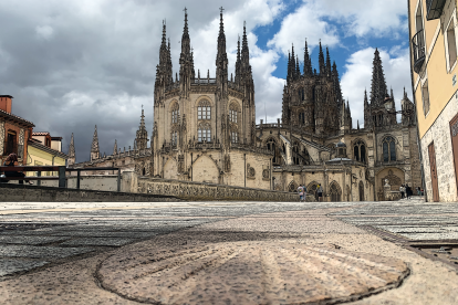 Concha que marca el paso del Camino de Santiago por la ciudad de Burgos con su magnífica Catedral al fondo. ARCHIDIÓCESIS DE BURGOS