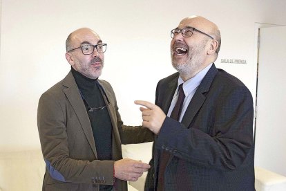 El consejero de Cultura, Javier Ortega, y el director de la Siglo, Juan González-Posada, en una imagen de archivo. / ICAL