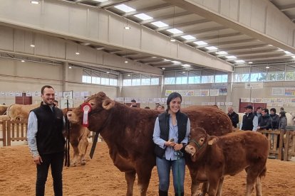 Aitor Sainz Maza, en la última edición del Salón del Vacuno de Salamanca, con Saskia y Uganda, su ternera de cinco meses y medio. / GRANJA EL ARENÓN