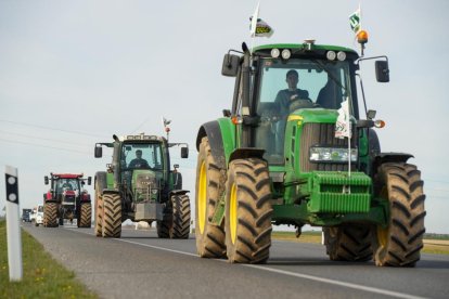 Tractorada que discurre desde Bocigas, con tractores desde Olmedo, en dirección a Madrid por la N-601 a su paso cercano por Adanero. -PHOTOGENIC