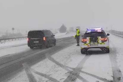 Nieve en las carreteras de Castilla y León en una imagen de archivo. -E.M.