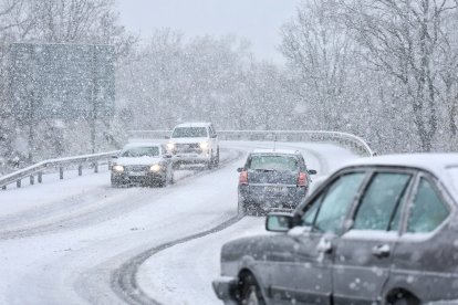 Tramo nevado en una carretera de Salamanca, en una imagen de las últimas horas.- ICAL