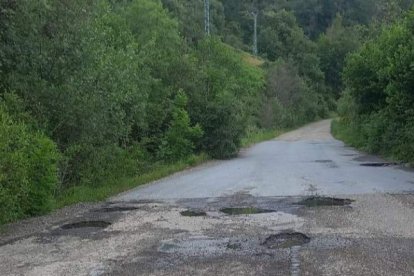 Carretera de Valdeprado en el tramo leonés.- DIARIO DE LEÓN