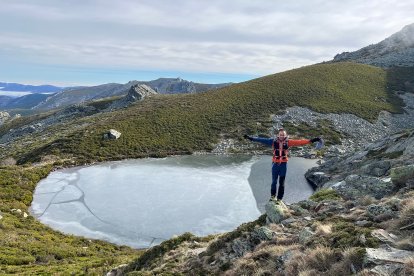 Un montañero disfruta del entorno de la Laguna del Malicioso. -I.M.