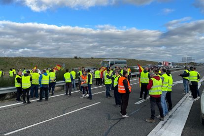 Cortes de agricultores en la A-50 de Salamanca a la altura de Peñaranda. -ICAL.