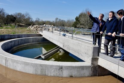 Fernández Mañueco y Suárez-Quiñones, visitan la nueva estación depuradora de Ledrada.- ICAL