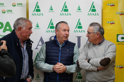 Los máximos representantes de las organizaciones agrarias Asaja, COAG y UPA, Donaciano Dijo (C), Lorenzo Rivera (D) y Aurelio González, ofrecen detalles de la manifestación que a nivel nacional tendrá lugar el próximo lunes en Madrid. Rubén Cacho / ICAL .