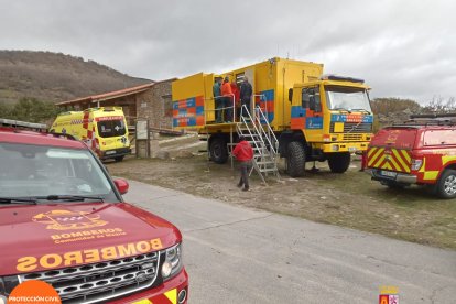 Parte del equipo que ha colaborado en el rescate de cuatro montañeros heridos en la Sierra de Gredos, Ávila - EMERGENCIAS CYL