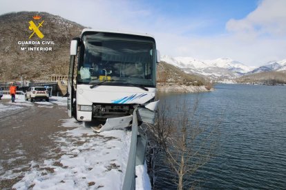 Autobús siniestrado en las cercanías de Boñar - GUARDIA CIVIL