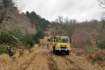 Camiones autobomba para la extinción de incendios en Rabanal del Camino (León). -ICAL