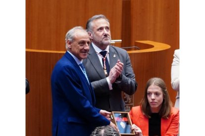 Acto institucional del 41 aniver el presidente de las Cortes, Carlos Pollán, entrega la Medalla de Oro de las Cortes de Castilla y León. La triple medallista paralímpica Marta Fernández Infante y el atleta soriano Fermín Cacho reciben la Medalla de Oro de las Cortes. -ICAL