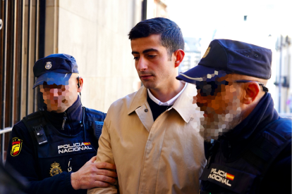 Primera sesión del juicio contra J.C.B., el joven acusado de asesinato por matar a un estudiante de 18 años y procedente de Colindres (Cantabria) de una puñalada en el polígono de La Torre de León en el mes de mayo de 2021. Campillo / ICAL .