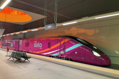 Tren Avlo de Renfe por la Variante de Pajares. -E.M.