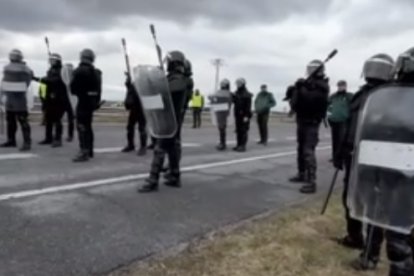 Agentes de Policía Nacional antes de cargar contra los agricultores.- E. M.