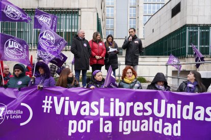 CCOO y UGT Castilla y León se concentran ante la sede de la Consejería de Industria, Comercio y Empleo, con motivo del Día Internacional de la Mujer - ICAL