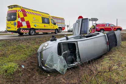 Accidente de tráfico entre dos vehículos en el cruce de LE-411 y LE 412, en La Antigua (León), en el que seis personas resultaron heridas. -ICAL.