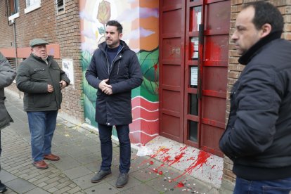 Pintadas en la fachada del PSOE de Zamora. ICAL