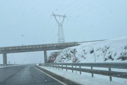 Nieve en carreteras leonesas, a la altura de El Manzanal. -E.M.