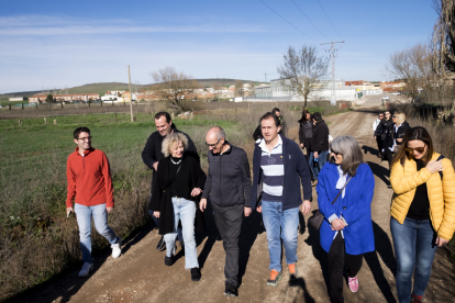 El presidente de la Diputación, Javier Iglesias, y la vicerrectora de Estudiantes, Celia Aramburu, y los alcaldes de Aldeatejada y Miranda de Azán, Enrique García y José Luis Sánchez, visitan las acciones del programa de Voluntariado Juvenil ‘Crisol de Caminos’. Jesús Formigo / ICAL .