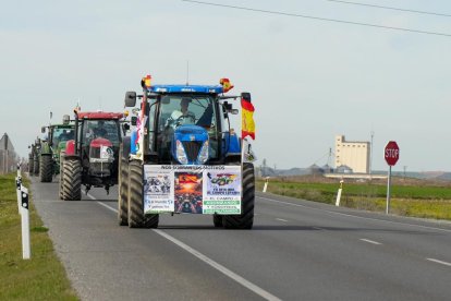 Una de las comitivas de tractores hacia Madrid, en la N-601 a la altura de la localidad vallisoletana de Bocigas. PHOTOGENIC