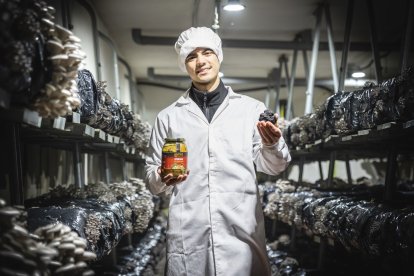 Pablo Pascual posa con una trufa y su reconocido shiitake en escabeche. -MONTESEGURO FOTO