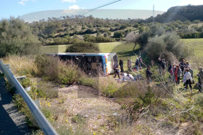 Imagen del autobús del Imserso tras el accidente en Mallorca. -E.M.