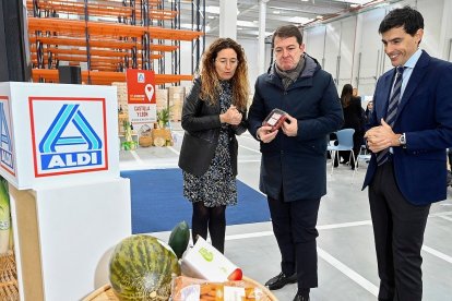 El presidente de la Junta de Castilla y León, Alfonso Fernández Mañueco, participa en el acto de presentación e inauguración de la nueva Plataforma Logística de ALDI en Miranda de Ebro (Burgos). -ICAL