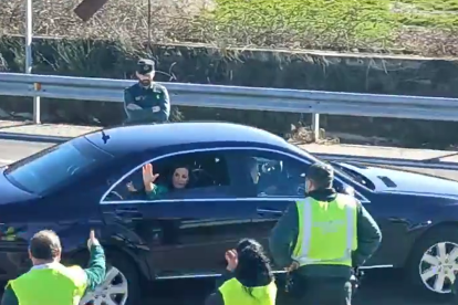 La reina Letizia saluda a un grupo de agricultores en Salamanca. -E.M.