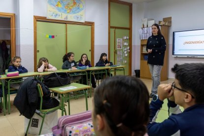 Ingenieras para despertar vocaciones AMIT acerca a Castilla y León su proyecto ?Una ingeniera en cada cole?, orientado a servir de inspiración a escolares de Primaria en las disciplinas científico técnicas. -ICAL