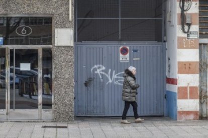 Local del barrio de Gamonal en Burgos, en el que se incautaba el material explosivo.-SANTI OTERO