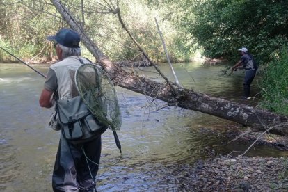 Una pareja de pescadores trucheros en un río de Castilla y León la pasada temporada. / LDF