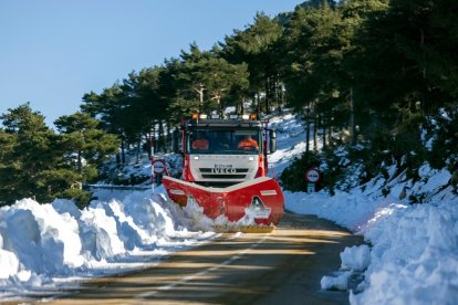 Una máquina quitanieves limpia una carretera de la Comunidad.- ICAL