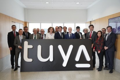 El consejero de Medio Ambiente, Vivienda y Ordenación del Territorio, Juan Carlos Suárez-Quiñones, presenta el balance de los avales del Plan Tuya junto s los representantes de las entidades bancarias participantes. -ICAL.