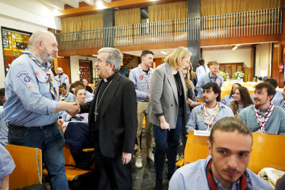 La consejera de Familia e Igualdad de Oportunidades, Isabel Blanco, interviene en la XXXV Asamblea General Ordinaria de Scouts de Castilla y León-MSC y presenta la campaña de actividades de verano del Instituto de la Juventud. Junto a ella, el arzobispo de Valladolid y presidente de la Conferencia Episcopal Española, Luis Argüello. Leticia Pérez / ICAL .