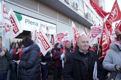 El secretario general de UGT Castilla y León, Faustino Temprano, en la protesta por el bloqueo de la negociación del convenio colectivo de trabajadores de atención a la discapacidad.- ICAL