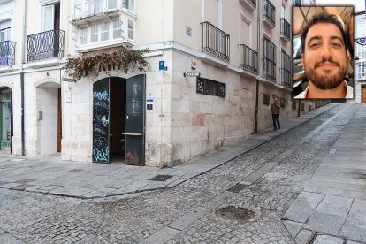 Zona de la plaza de La Flora donde se produjo en la calle el asesinato de Sergio, en el recuadro.- ÓSCAR CORCUERA / E. M.