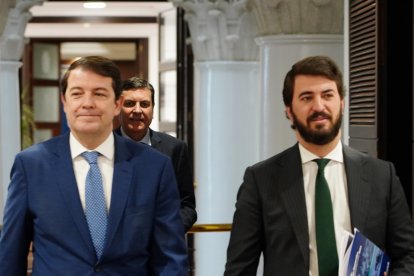 El presidente de la Junta de Castilla y León, Alfonso Fernández Mañueco; el vicepresidente, Juan García-Gallardo; y el consejero de Economía y Hacienda, Carlos Fernández Carriedo, comparecen en rueda de prensa para presentar el proyecto de Ley de Presupuestos Generales de la Comunidad para 2024. ICAL