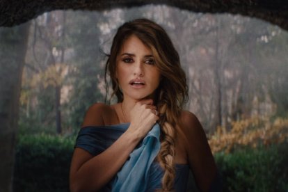 Penélope Cruz en La Granja de San Ildefonso durante el videoclip '313'. -YOUTUBE RESIDENTE