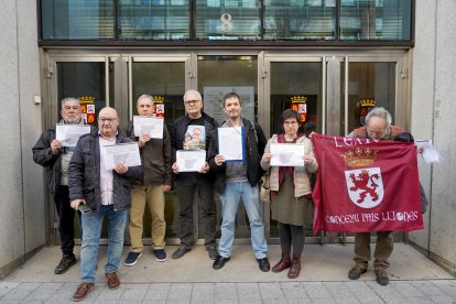 Representantes de los diferentes colectivos implicados en la reapertura de la Ruta de la Plata registran una carta dirigida a Mañueco - ICAL