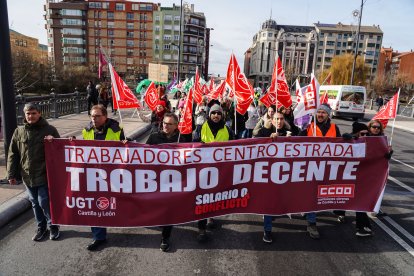 La plantilla del Centro Estrada protagoniza una marcha hasta la sede de la Dirección General de Tráfico para reclamar la mejora de sus condiciones laborales