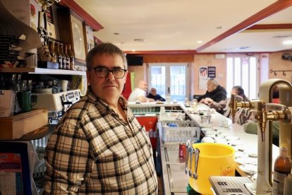 Félix Antonio Labajo en el Bar Alegría, punto reconvertido en cajero