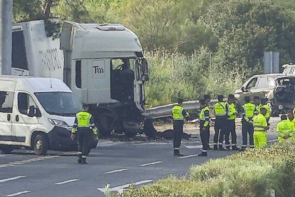 19/03/2024 Detalle del estado de los vehículos en el cual han fallecido seis personas, dos de ellos guardias civiles, al arrollar un camión un control en la AP-4 en Los Palacios, a 19 de marzo de 2024 en Sevilla (Andalucía, España). Seis personas han resultado fallecidas, entre ellas dos agentes de la Guardia Civil, tras saltarse un camión un control en la autopista AP-4 a la altura de la localidad sevillana de Los Palacios. El conductor del camión, que ha sido detenido, ha resultado ileso. Se le han realizado pruebas de alcohol y drogas con resultado negativo.
POLITICA 
Estado en el que quedó el camión que causó el fallecimiento de seis personas, dos de ellas guardias civiles, tras atropellarlas