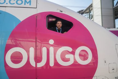 Maquinista del tren de Ouigo, en la estación de Valladolid, que cubrirá el trayecto hasta Alicante.