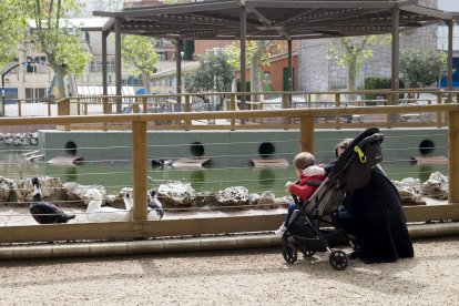 Una madre pasea con su hijo en el carrito, en una imagen de archivo.