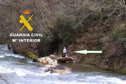 Dos peregrinos atrapados a la orilla del río Valcarce a la altura de Pereje, León.