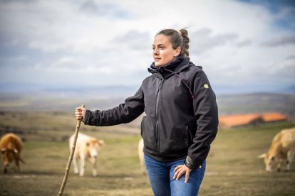 Marta Las Heras, en el monte con sus vacas