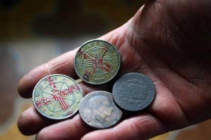 Diferentes monedas para el tradicional juego de chapas