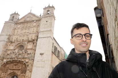 Alejandro Catalá Espí, fundador de Astroreservas, con la iglesia de San Pablo de Valladolid