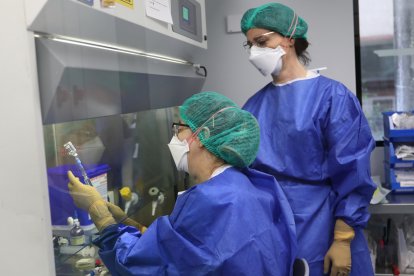 La 'Sala Blanca' del Hospital Río Carrión de Palencia es una estancia creada para reducir al máximo posibles contaminaciones y para garantizar la seguridad tanto de pacientes como de personal encargado de manipular medicamentos